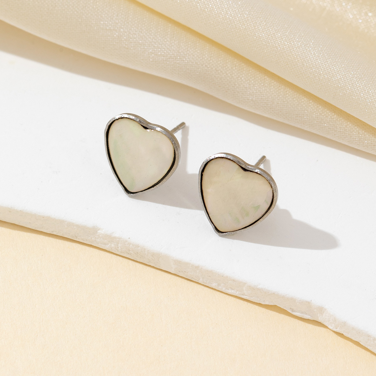 2pcs Natural Shell White Heart - đánh giá và giá Jewelry Making Place